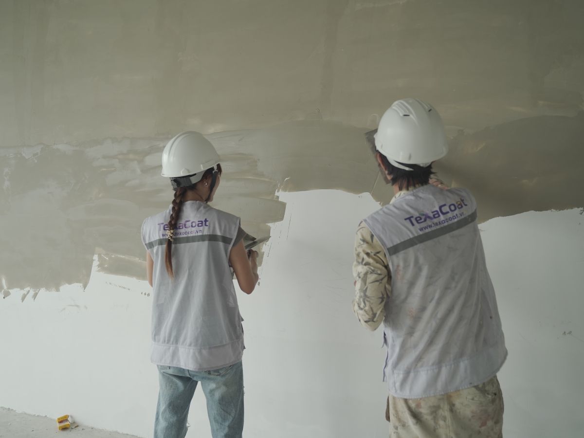Sơn hiệu ứng bê tông không dễ như sơn nước, nên khi thi công bạn cần quan tâm đến những lưu ý quan trọng